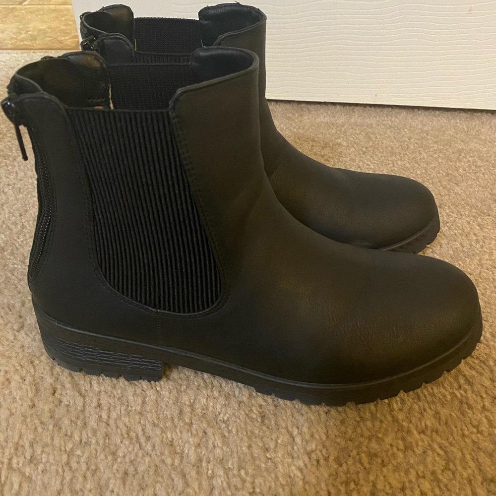 Maurice’s size 9 ankle boots